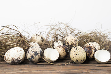 Obraz premium Quail eggs border background. Spring and Easter concept.