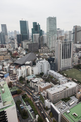 Fototapeta premium Na zdjęciu widać wiele wieżowców, dróg i samochodów. Widząc to zdjęcie, możemy również wyobrazić sobie, jak słoneczny i jasny jest dzień.