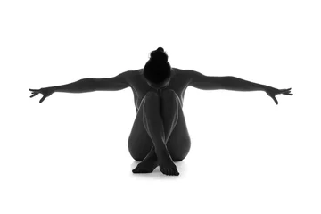 Draagtas Naakt yoga, artistieke foto& 39 s van mooie sexy lichaam van jonge vrouw met perfect figuur, geïsoleerd op een witte achtergrond © staras