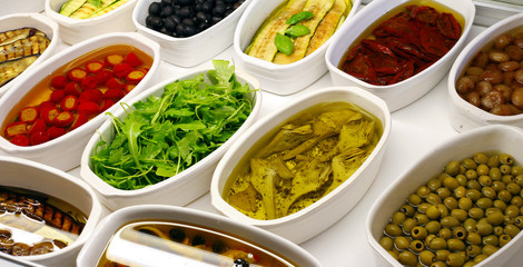 Vitrine und Schalen mit Antipasti Misto