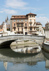 Naklejka na ściany i meble Bridge on Piazza Prato della Valle, Padua, Italy.