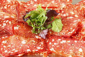 Salami und Salat belegt