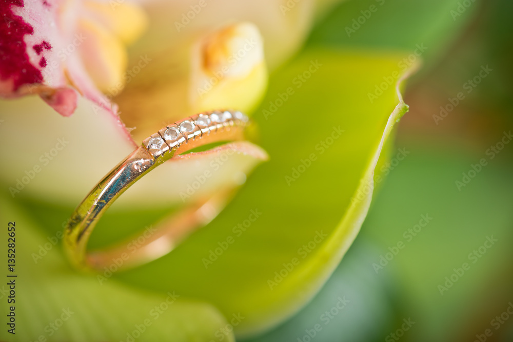 Sticker gold engagement ring in beautiful flower