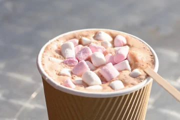 Fotobehang Chocolade Warme chocolademelk om mee te nemen met marshmallows