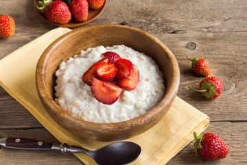 Oatmeal Porridge with Strawberries