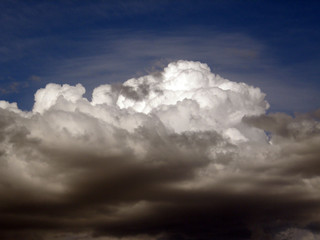 Nube blanca entre la negrura