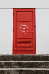Porte rouge sur la jetée à l'entrée de Port Crouesty.