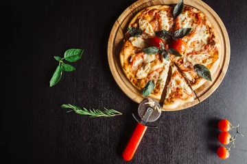 Fototapete Pizzeria Italian pizza with chicken on the Board