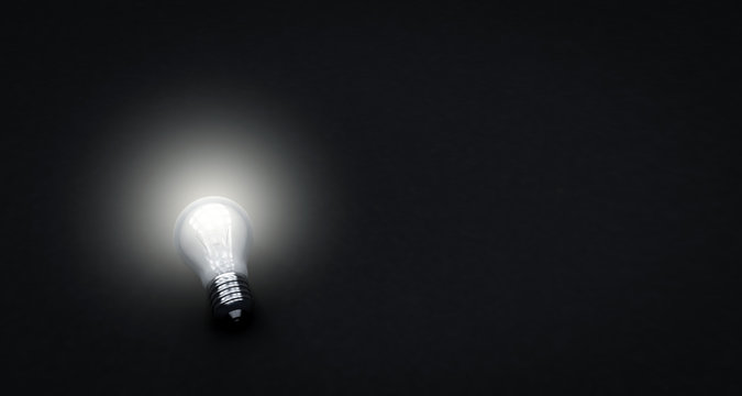 Glühbirne in der Dunkelheit - Konzept Idee, Energie, Ökologie