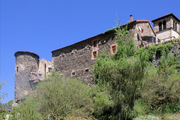 Fototapeta na wymiar Chateau und Eglise Saint Paul in Vals Le Castel, Auvergne