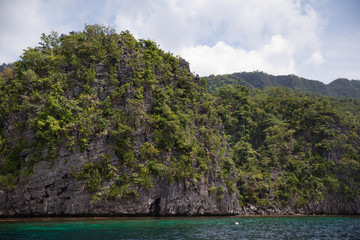 Fototapeta na wymiar скалистый берег природа филиппин