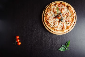 Crédence de cuisine en verre imprimé Pizzeria Pizza italienne aux champignons sur le plateau