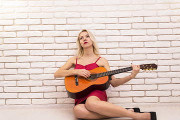 Fototapeta na wymiar girl playing the guitar