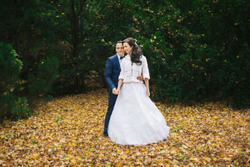 Obraz na płótnie Canvas Wedding photo shoot. Beautiful groom and bride in nature.