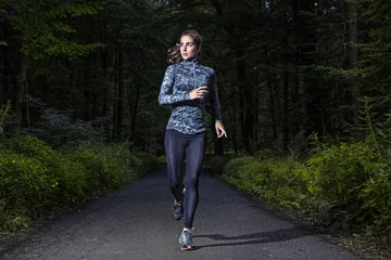 Photo sur Aluminium Jogging Coureuse dans la forêt sombre