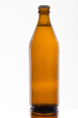 Bierflasche ohne Etikett freigestellt im durchlicht
