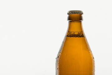 Bierflasche ohne Etikett freigestellt im durchlicht