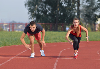 Obraz premium Young sport couple in starting position
