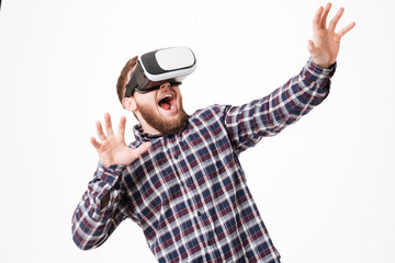 Naklejka premium Bearded man in shirt using virtual reality device