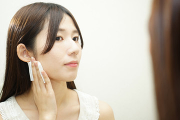 スキンケアをする若い日本人の女性