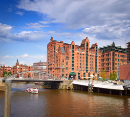Naklejka premium Tourist boats passing on the waterways in Hamburg, Germany