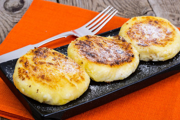 Hot sweet cheesecakes with tangerines and honey