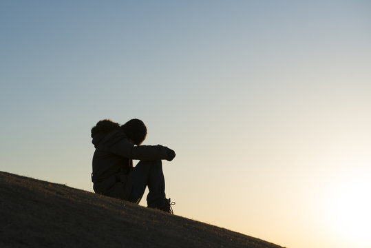 俯く女性のシルエット