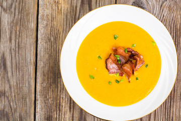 Vegetable cream soup with grilled bacon