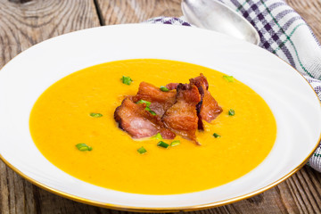 Vegetable cream soup with grilled bacon