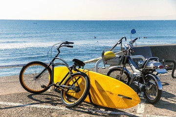 Obraz premium surfboard and bicycle in Kamakura Japan
