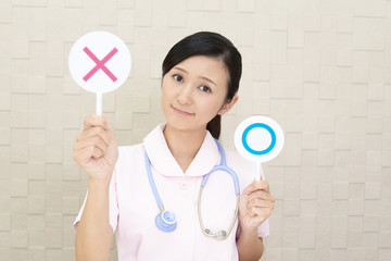 判定する看護師