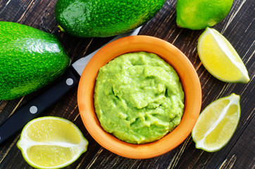 guacamole in bowl