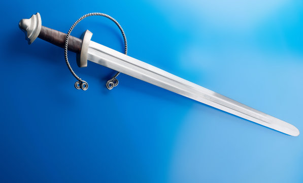 Wikinger Schwert mit Halsreif auf blauem Untergrund