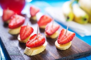 canape with fruits