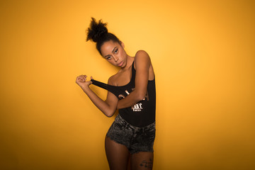 Fototapeta na wymiar Hipster Girl posiert vor gelben Hintergrund
