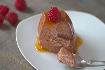 Raspberries cake with caramel.