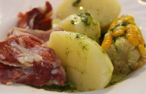 Papas, pi&ntilde;as y costillas
