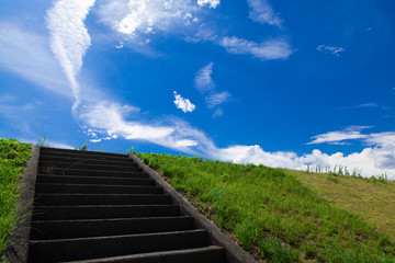 階段の奥の青空
