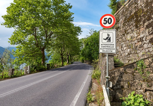 Landstra&szlig;e mit Blitzerwarnung am Lago Maggiore