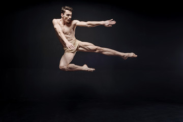 Fototapeta na wymiar Masterful ballet dancer showing her abilities in the air
