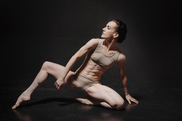 Fototapeta na wymiar Attractive young ballet dancer dancing in the studio