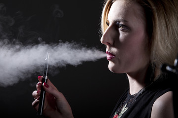 Frau mit E-Zigarette Nahaufnahme