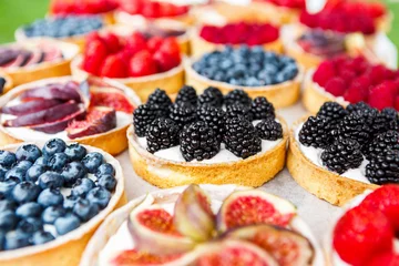 Foto op Plexiglas Close-up van bramentaart dessertblad geassorteerd © Prostock-studio