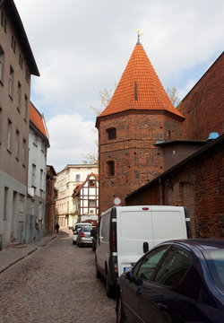 Baszta Monstrancja, stoi w ciągu mur&oacute;w miejskich oddzielających Stare i Nowe Miasto,  Toruń, Polska