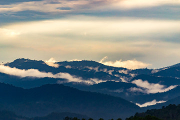 Obraz premium Mountain nature of misty clouds fast movement