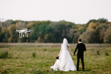 Shooting a wedding couple with a drone 