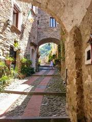 Kleines Mädchen auf Entdeckungstour in Italien
