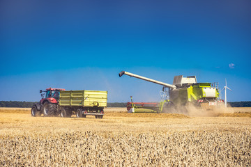 Mähdrescher auf Feld mit Traktor