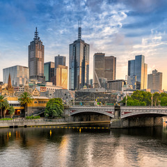 Naklejka premium Spojrzenie na rzekę Yarra do miasta Melbourne