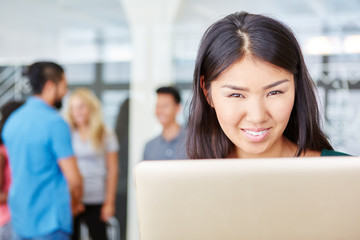 Junge Geschäftsfrau am Laptop Computer